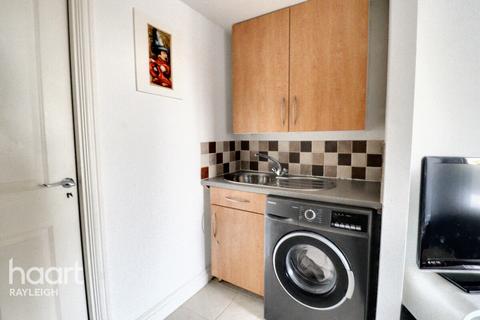 2 Causton Way, Rayleigh, SS6 8DD