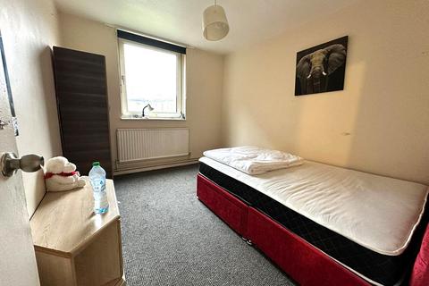 3 bedroom flat to rent, Linsdell Road, Barking IG11