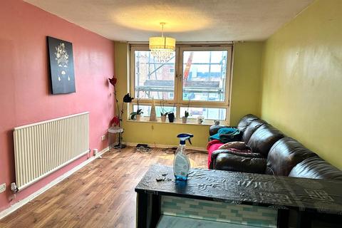 3 bedroom flat to rent, Linsdell Road, Barking IG11