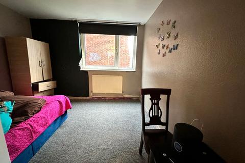 3 bedroom flat to rent, Linsdell Road, Barking IG11