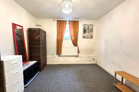 3 bedroom flat to rent, Linsdell Road, Barking IG11