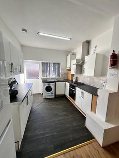 1 bedroom in a house share to rent, Park Road, Ilford IG1