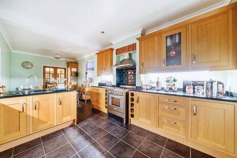 4 bedroom end of terrace house for sale, Horne Road, Shepperton, TW17