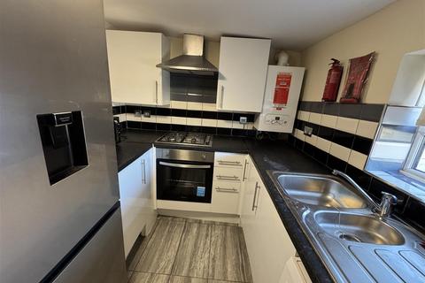 1 bedroom flat to rent, Hanworth Road, Hounslow TW3