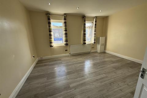 1 bedroom flat to rent, Hanworth Road, Hounslow TW3