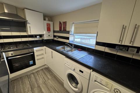 1 bedroom flat to rent, Hanworth Road, Hounslow TW3