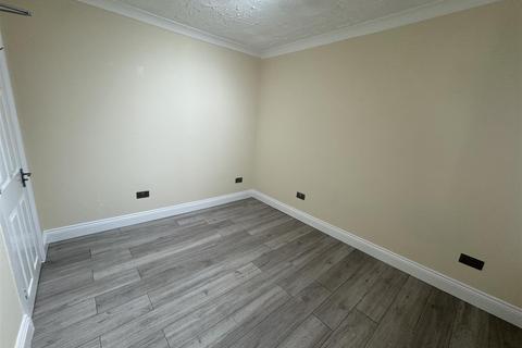 1 bedroom flat to rent, Hanworth Road, Hounslow TW3