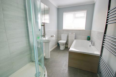 2 bedroom detached bungalow for sale, SHOLING! WOW FACTOR KITCHEN! FOUR PIECE BATHROOM SUITE!