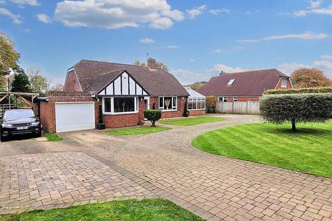 5 bedroom detached bungalow to rent, Berwick Lane, HYTHE