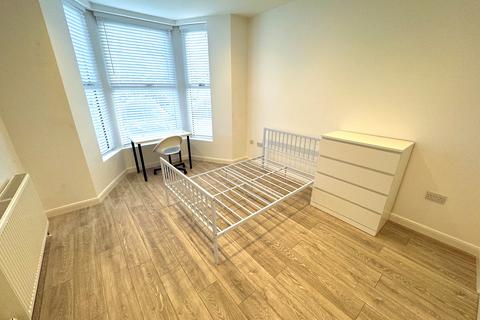 Studio to rent, Elgin Road, Ilford IG3