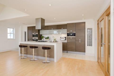 Flat 5, Glenwood House Wayneflete Place, Esher, KT10 8BP