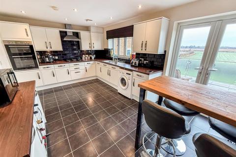 4 bedroom detached house for sale, Mandir Close, Oswestry