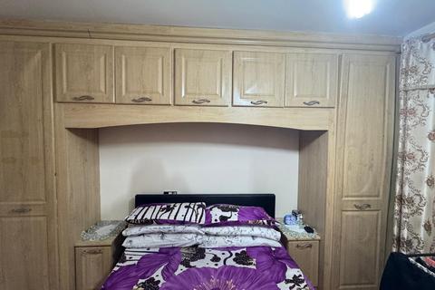 2 bedroom flat for sale, Hainault Street, Ilford IG1