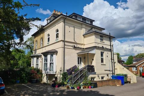 2 bedroom maisonette for sale, Lower Ground Floor Apartment in Alexandra Road, South Farnborough.