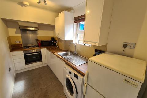 2 bedroom maisonette for sale, Lower Ground Floor Apartment in Alexandra Road, South Farnborough.