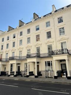 Studio to rent, Gloucester Terrace, London