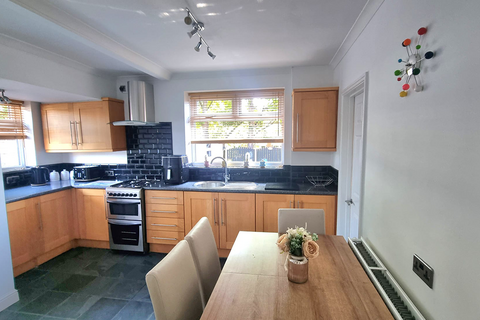 2 bedroom semi-detached house to rent, Nesfield  Road, Leeds LS10