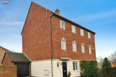 4 bedroom semi-detached house to rent, Spinney Grove, Evesham, WR11