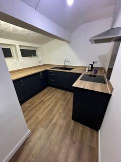 4 bedroom flat to rent, Wilmslow Road, Manchester M14