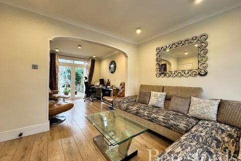 3 bedroom end of terrace house for sale, Laburnum Avenue, Hornchurch, RM12