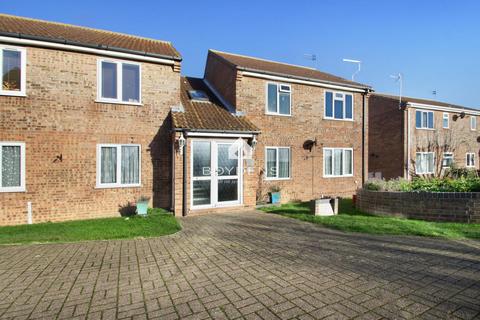 2 bedroom flat to rent, Chelmer Close, Frinton-On-Sea CO13