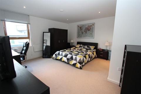 2 bedroom flat to rent, The Gateway North, Leeds