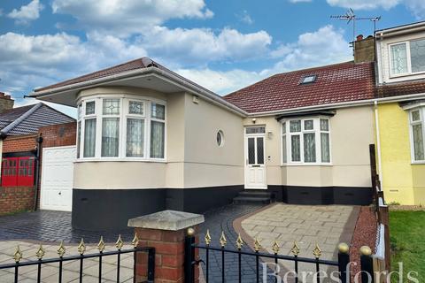 2 bedroom bungalow for sale, Vaughan Avenue, Hornchurch, RM12