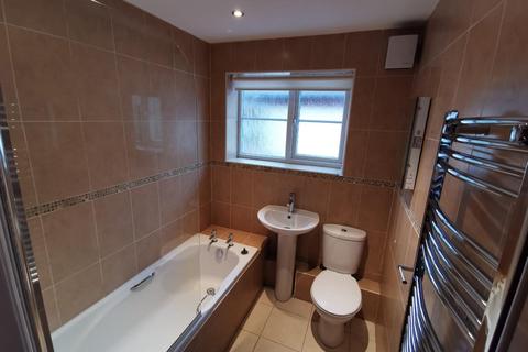 2 bedroom house share to rent, Flat 4, Queenscroft Court, Queensville Avenue, Stafford, ST17 4QL