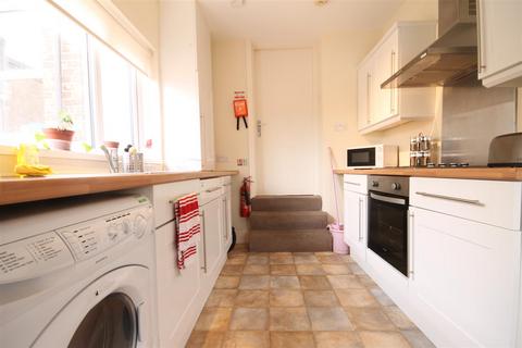 3 bedroom apartment to rent, Stratford Road, Heaton