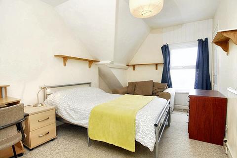 2 bedroom flat to rent, Napier Terrace, Flat 3, Plymouth PL4