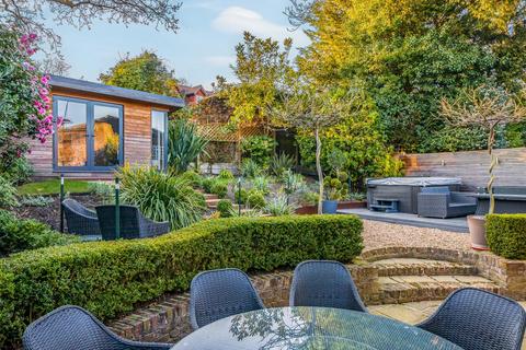 6 Pickwick Way, Chislehurst, BR7 6RZ