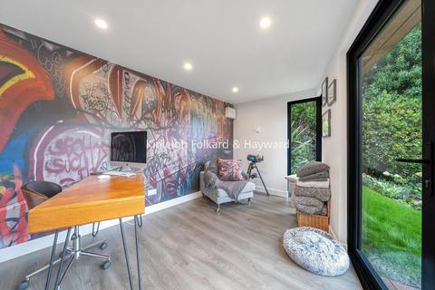 6 Pickwick Way, Chislehurst, BR7 6RZ