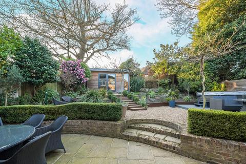 6 Pickwick Way, Chislehurst, BR7 6RZ
