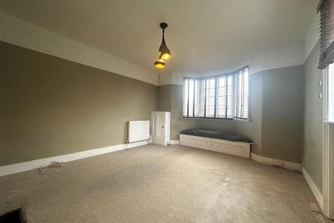 2 bedroom end of terrace house to rent, The Street, Cobham