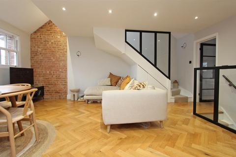 2 bedroom maisonette to rent, High Road, Chipstead, Coulsdon