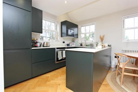 2 bedroom maisonette to rent, High Road, Chipstead, Coulsdon
