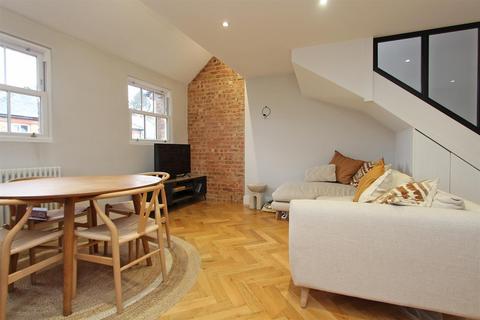 2 bedroom maisonette to rent, High Road, Chipstead, Coulsdon