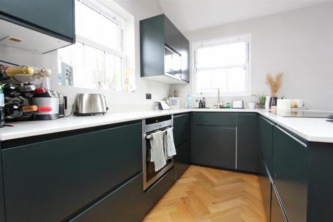 2 bedroom maisonette to rent, High Road, Chipstead, Coulsdon