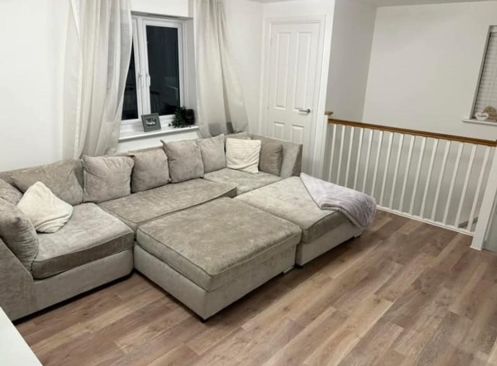 A spacious and inviting large modern living roo...
