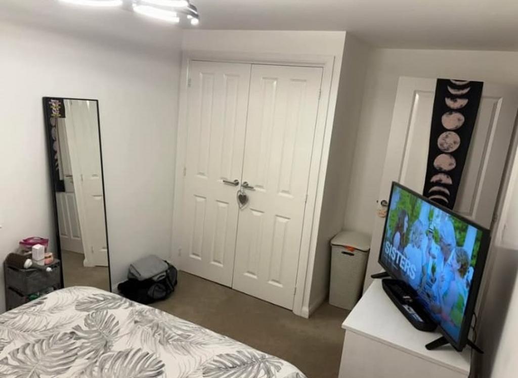 A cozy double bedroom featuring modern decor an...
