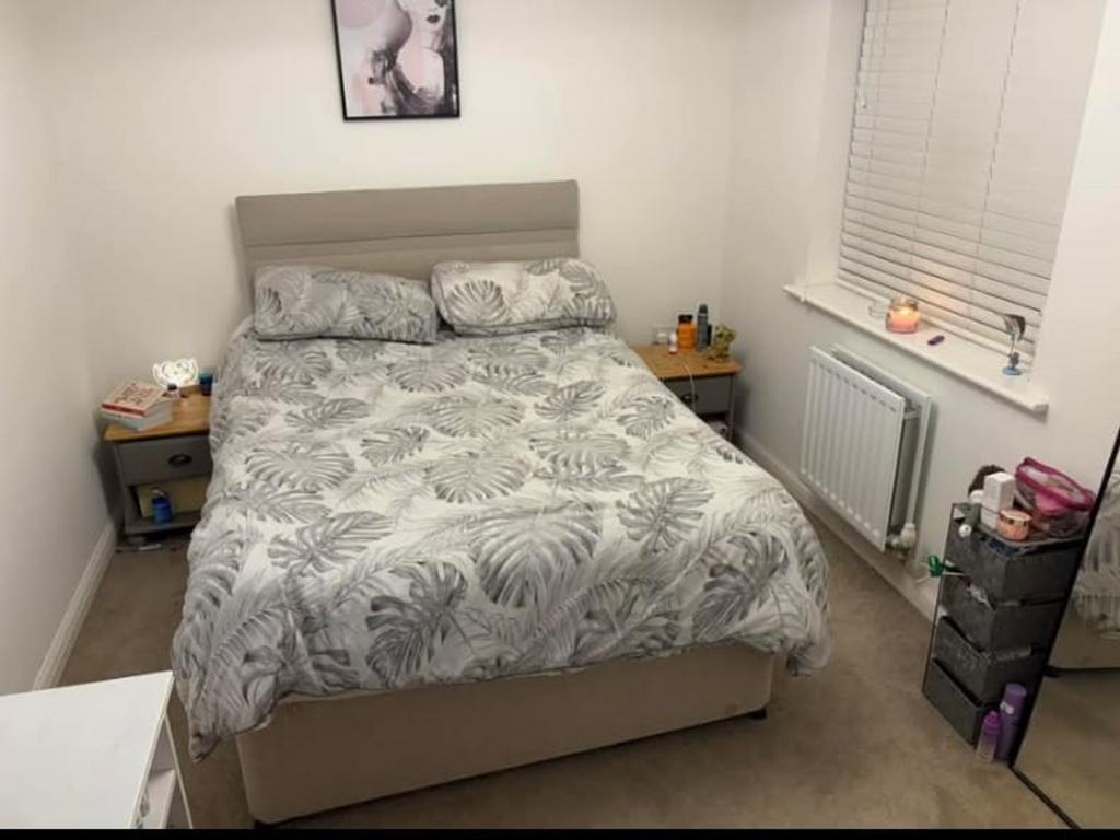 A cozy and inviting double bedroom featuring a ...