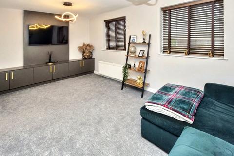 4 bedroom terraced house for sale, Dunlop Avenue, New Farnley, Leeds