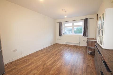 4 bedroom detached house to rent, Ashley Road, Farnborough GU14