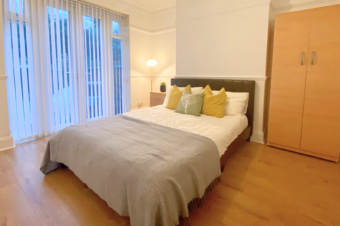 1 bedroom in a house share to rent, South Park Crescent, London