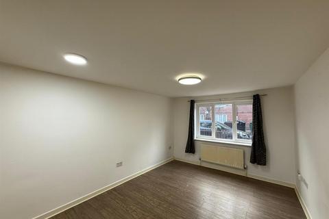 2 bedroom flat to rent, Campion Road, London