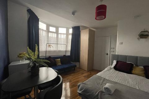 1 bedroom in a house share to rent, Fernbank Avenue, Wembley, HA0