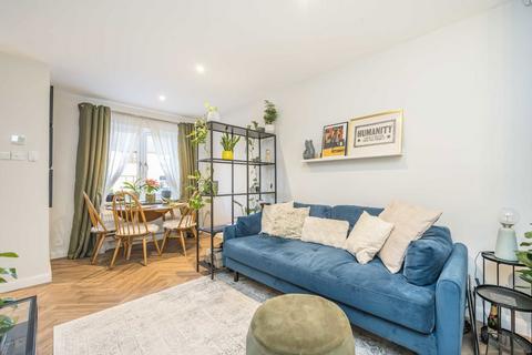 2 bedroom terraced house to rent, Veronica Gardens, London SW16