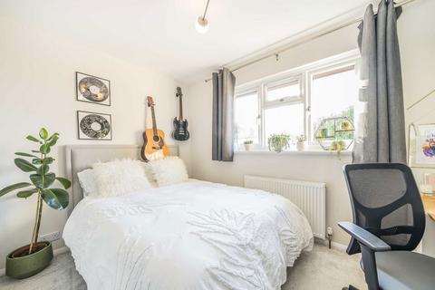 2 bedroom terraced house to rent, Veronica Gardens, London SW16