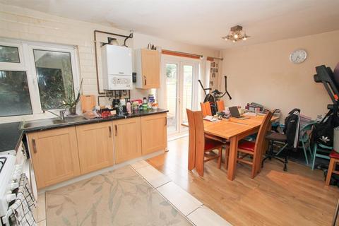 46 Gomshall Avenue, Wallington, SM6 8NY