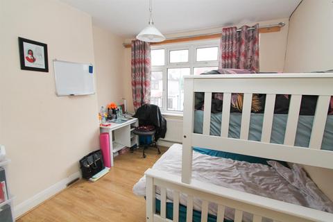 46 Gomshall Avenue, Wallington, SM6 8NY